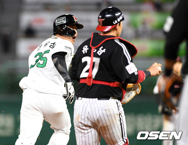 [OSEN=인천, 이대선 기자] 21일 인천 SSG 랜더스필드에서 열린 ’2021 신한은행 SOL KBO 리그' SSG 랜더스와 LG 트윈스의 경기, 9회말 1사 만루에서 SSG 이재원의 땅볼 때 포스아웃된 2루주자 한유섬이 LG의 유강남의 태그를 피하고 있다. /sunday@osen.co.kr