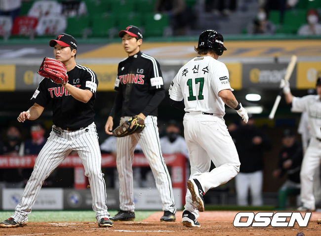 [OSEN=인천, 이대선 기자] 21일 인천 SSG 랜더스필드에서 열린 ’2021 신한은행 SOL KBO 리그' SSG 랜더스와 LG 트윈스의 경기, 9회말 1사 만루에서 SSG 이재원의 땅볼 때 LG 수비진의 실책으로 SSG 3루주자 추신수가 끝내기 득점에 성공하고 있다. /sunday@osen.co.kr