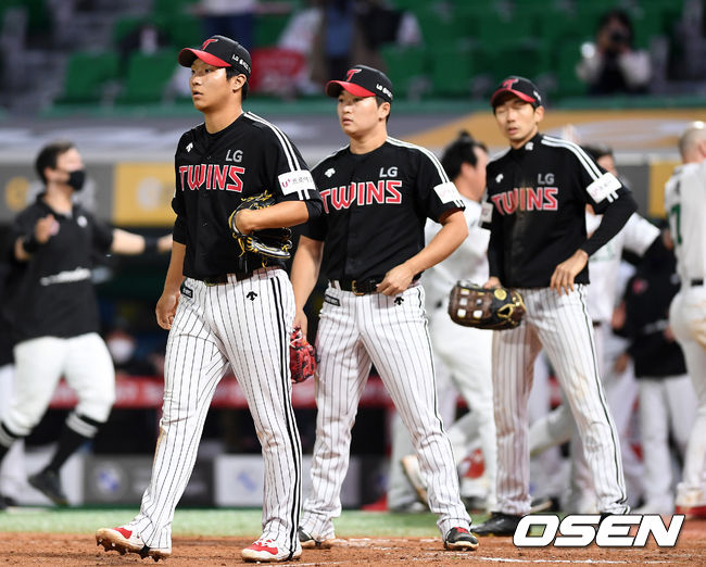 [OSEN=인천, 이대선 기자] 21일 인천 SSG 랜더스필드에서 열린 ’2021 신한은행 SOL KBO 리그' SSG 랜더스와 LG 트윈스의 경기, 9회말 1사 만루에서 SSG 이재원의 땅볼 때 LG 수비진이 끝내기 패배에 아쉬워하고 있다. /sunday@osen.co.kr