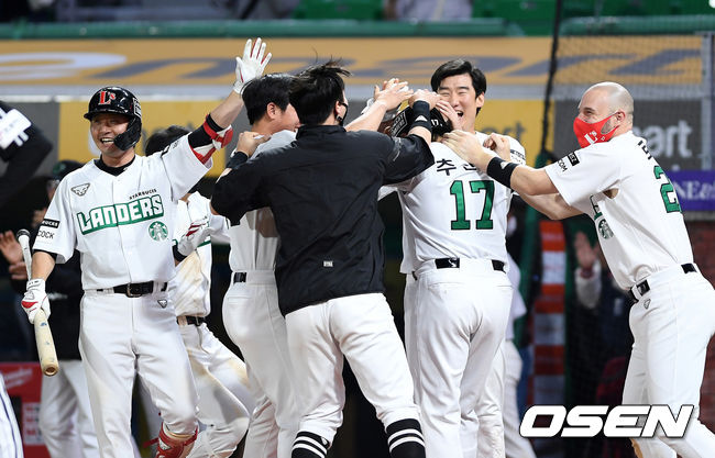 [OSEN=인천, 이대선 기자] 21일 인천 SSG 랜더스필드에서 열린 ’2021 신한은행 SOL KBO 리그' SSG 랜더스와 LG 트윈스의 경기, 9회말 1사 만루에서 SSG 이재원의 땅볼 때 끝내기 득점에 성공한 SSG 추신수가 동료들과 승리의 기쁨을 나누고 있다. /sunday@osen.co.kr