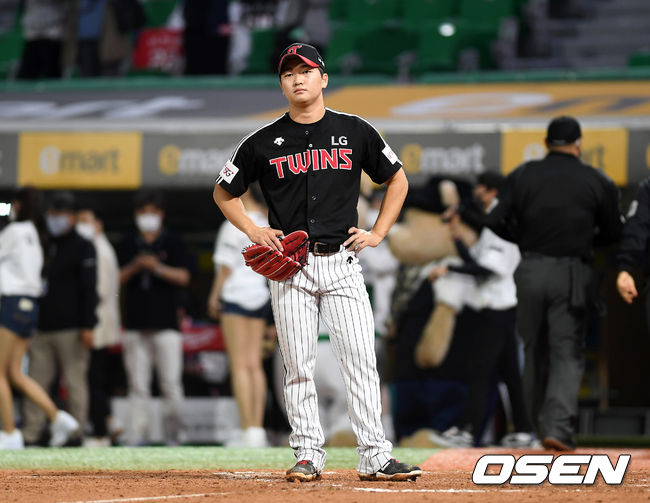 [OSEN=인천, 이대선 기자] 21일 인천 SSG 랜더스필드에서 열린 ’2021 신한은행 SOL KBO 리그' SSG 랜더스와 LG 트윈스의 경기 종료 후 LG 고우석이 끝내기 패배에 아쉬워하고 있다. /sunday@osen.co.kr