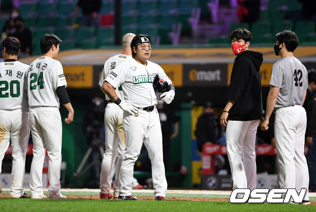 [OSEN=인천, 이대선 기자] 21일 인천 SSG 랜더스필드에서 열린 ’2021 신한은행 SOL KBO 리그' SSG 랜더스와 LG 트윈스의 경기 종료 후 끝내기 득점에 성공한 SSG 추신수가 LG 선수단을 바라보고 있다. /sunday@osen.co.kr