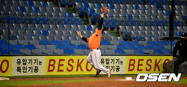 [OSEN=대전, 최규한 기자]6회초 1사 만루 상황 KT 박경수의 병살타 때 한화 3루수 노시환이 타구를 잡아내고 있다. / dreamer@osen.co.kr