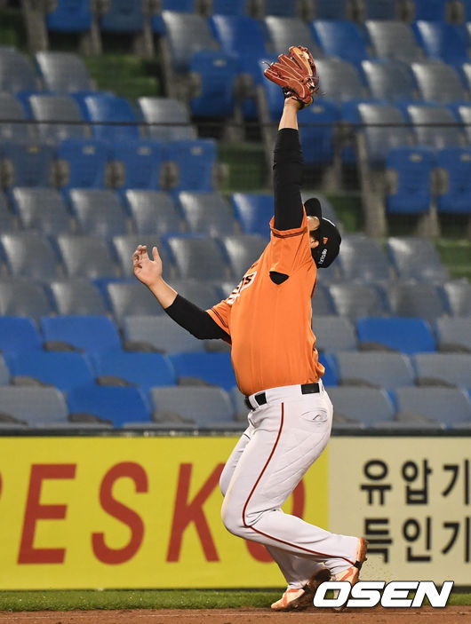 [OSEN=대전, 최규한 기자]6회초 1사 만루 상황 KT 박경수의 병살타 때 한화 3루수 노시환이 타구를 잡아내고 있다. / dreamer@osen.co.kr