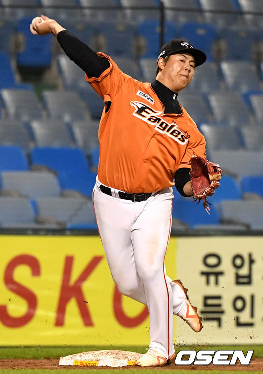 [OSEN=대전, 최규한 기자]6회초 1사 만루 상황 KT 박경수의 병살타 때 한화 3루수 노시환이 타구를 3루 포스아웃 시킨 뒤 1루로 송구하고 있다. / dreamer@osen.co.kr