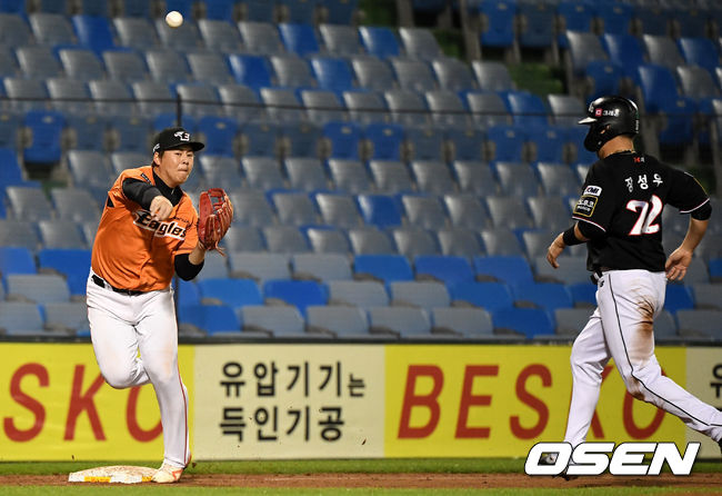 [OSEN=대전, 최규한 기자]6회초 1사 만루 상황 KT 박경수의 병살타 때 한화 3루수 노시환이 타구를 잡아 3루 포스아웃 후 1루로 송구하고 있다. / dreamer@osen.co.kr