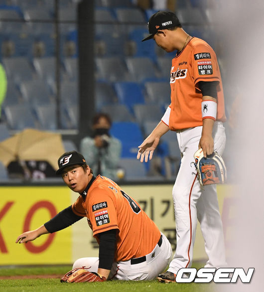 [OSEN=대전, 최규한 기자]6회초 1사 만루 상황 KT 박경수의 병살타 때 한화 3루수 노시환이 타구를 잡아내 3루 포스아웃 시킨데 이어 1루로 송구해 타자 주자도 아웃시켰다. 1루 아웃을 확인하는 노시환. / dreamer@osen.co.kr