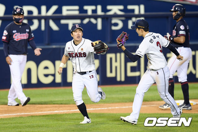 [OSEN=잠실, 조은정 기자] 8회초 1사 만루 두산 3루수 허경민이 롯데 정훈의 병살타를 처리하며 이닝을 마친 뒤 안재석과 기뻐하고 있다. /cej@osen.co.kr