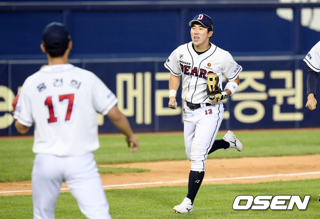[OSEN=잠실, 조은정 기자] 8회초 1사 만루 두산 3루수 허경민이 롯데 정훈의 병살타를 처리하며 이닝을 마친 뒤 기뻐하고 있다./cej@osen.co.kr