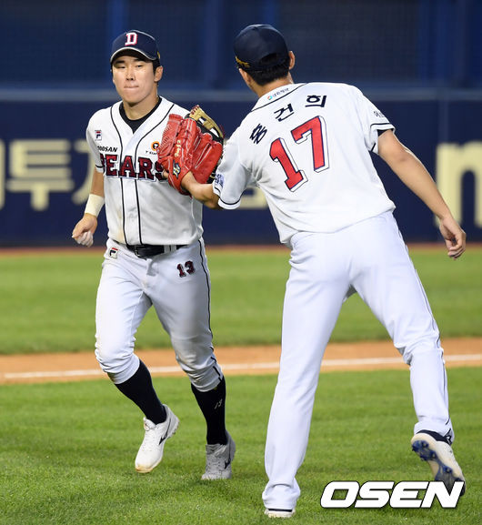[OSEN=잠실, 조은정 기자] 8회초 1사 만루 두산 3루수 허경민이 롯데 정훈의 병살타를 처리하며 이닝을 마친 뒤 투수 홍건희와 기뻐하고 있다./cej@osen.co.kr