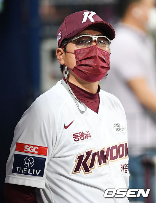 [OSEN=고척, 민경훈 기자] 키움 홍원기 감독이 덕아웃에서 전광판을 바라보고 있다./rumi@osen.co.kr