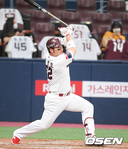 [OSEN=고척, 박준형 기자]4회말 무사 2루 키움 박병호가 1타점 적시 2루타를 날리고 있다. 이 안타는 박병호의 KBO 역대 28번째 900타점 기록. / soul1014@osen.co.kr