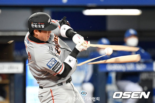 <이달의보도사진상 - 우수상> 4월 15일 오후 대구 삼성라이온즈파크에서 열린 ’2021 신한은행 SOL KBO 리그' 삼성 라이온즈와 한화 이글스의 경기, 8회초 무사 한화 노시환의 타격 때 배트가 부서지고 있다. <이대선기자/ 오센/ 한국사진기자협회 - 무단전재 재배포금지>