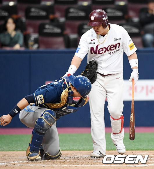 [OSEN=고척, 민경훈 기자] 18일 오후 서울 고척스카이돔에서 열린 '2018 신한은행 MY CAR KBO 리그' 넥센 히어로즈와 NC 다이노스의 경기, 5회말 2사 주자 1,2루 넥센 박동원의 헛스윙 할때 박동원의 배트에 NC 정범모가 맞은 후 고통을 호소하고 있다./rumi@osen.co.kr