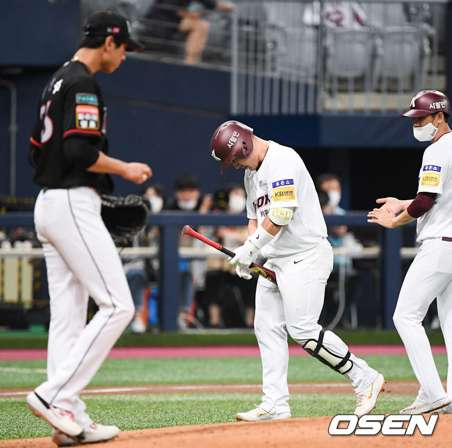 [OSEN=고척,박준형 기자]2회말 키움 선두타자 박동원이 놓친 방망이를 들고 타석으로 이동하고 있다/  soul1014@osen.co.kr