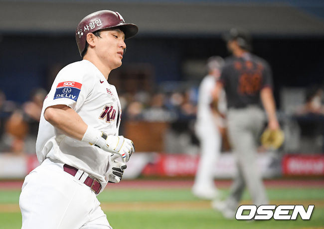 [OSEN=고척,박준형 기자] 16일 오후 고척스카이돔에서 '2021 신한은행 SOL KBO리그' 키움 히어로즈와 한화 이글스의 경기가 진행됐다.7회말 1사 1,3루 키움 박동원이 3점 홈런을 날리고 베이스를 돌고 있다. 박동원은 5회 이어 7회 연타석 홈런./  soul1014@osen.co.kr