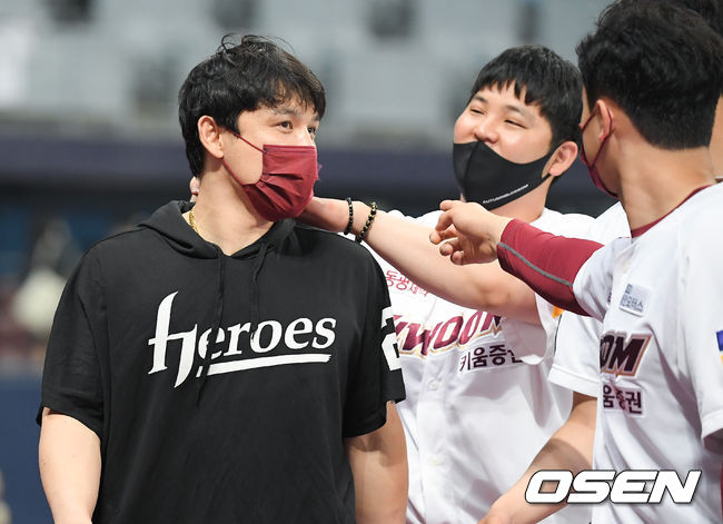 [OSEN=고척,박준형 기자]경기종료 후 4타점 맹활약 펼친 박동원이 동료들의 축하를 받고 있다. / soul1014@osen.co.kr