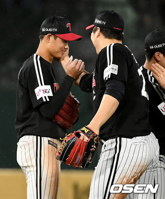 [OSEN=부산, 김성락 기자] 승리가 확정된 순간 LG 이영빈, 김현수가 기쁨을 나누고 있다. /ksl0919@osen.co.kr