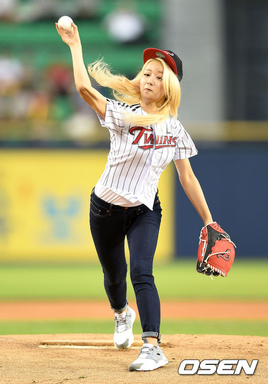 [OSEN=잠실, 이대선 기자] 15년 시구하는 에이핑크 윤보미. / sunday@osen.co.kr