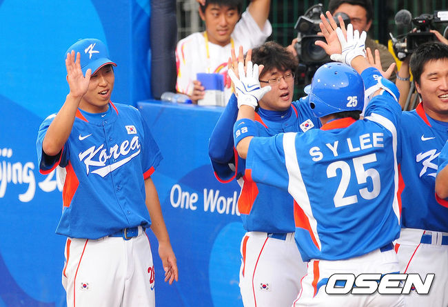 [OSEN=손용호 기자] 윤석민이 2008년 베이징올림픽 결승 쿠바와의 경기서 홈런을 터뜨린 이승엽과 환호하고 있다, /spjj@osen.co.kr