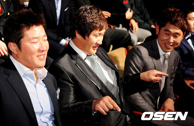 [OSEN=지형준 기자] 2011년 11월 7일 오후 서울 삼성동 코엑스 인터하모니 볼룸에서 열린 '2011 롯데카드 프로야구' 최우수선수(MVP) 및 최우수신인선수, 부문별 시상식에서 윤석민이 최형우, 이대호와 이야기를 나누고 있다. 2011.11.07 /jpnews@osen.co.kr