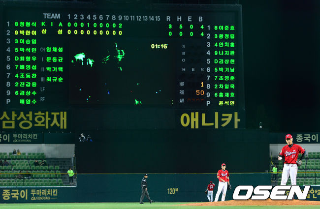 [OSEN=대구,박준형 기자] KIA 윤석민이 2012년 9월 26일 대구구장에서 열린 원정 경기에 선발 등판, 9이닝 무실점(2피안타 3볼넷 13탈삼진) 완봉승을 기록했다. 9회말 노히트 노런에 3타자를 남겨둔 KIA 윤석민이 투구를 준비하고 있다./ soul1014@osen.co.kr