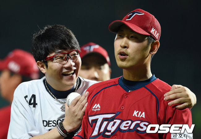 [OSEN=청주, 지형준 기자] KIA 윤석민이 2015년 9월 2일 청주구장에서 열린 2015 타이어뱅크 KBO리그 한화와 경기에서 세이브를 기록하고 양현종과 승리의 기쁨을 나누고 있다. 2015.09.02 / jpnews@osen.co.kr