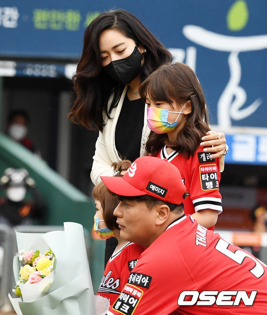 [OSEN=대전, 지형준 기자]김태균이 아내 김석류 전 아나운서, 두 딸과 함께 기념 촬영을 하고 있다. 2021.05.29 /jpnews@osen.co.kr