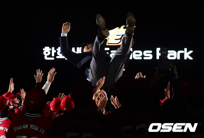 [OSEN=대전, 지형준 기자]김태균이 후보 선수들에게 헹가레를 받으며 기뻐하고 있다. 2021.05.29 /jpnews@osen.co.kr