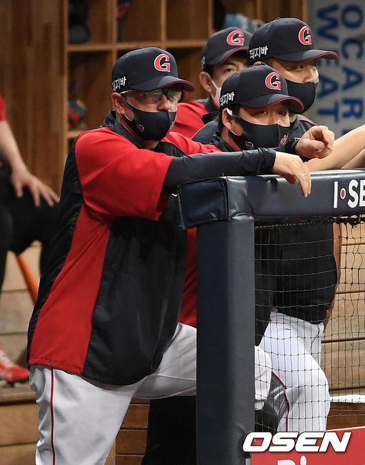 [OSEN=고척, 이대선 기자] 1일 오후 서울 고척스카이돔에서 ’2021 신한은행 SOL KBO 리그' 키움 히어로즈와 롯데 자이언츠의 경기가 열렸다.롯데 서튼 감독이 경기를 바라보고 있다. 2021.06.01. /sunday@osen.co.kr