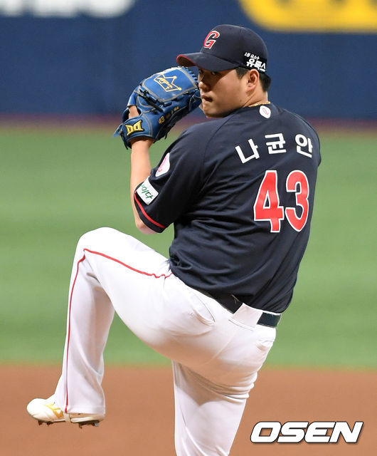 [OSEN=이대선 기자] 1일 서울 고척스카이돔에서 열린 ’2021 신한은행 SOL KBO 리그' 키움 히어로즈와 롯데 자이언츠의 경기, 1회말 무사에서 롯데 선발투수 나균안이 역투하고 있다. 2021.06.01. /sunday@osen.co.kr