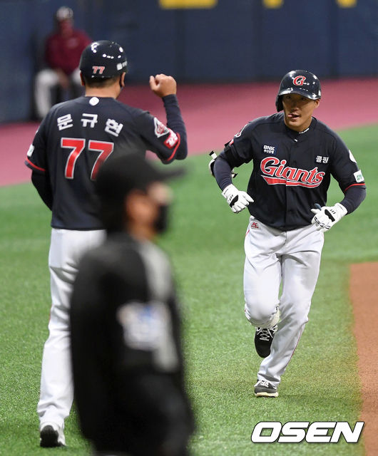 [OSEN=이대선 기자] 1일 서울 고척스카이돔에서 열린 ’2021 신한은행 SOL KBO 리그' 키움 히어로즈와 롯데 자이언츠의 경기, 1회초 1사에서 롯데 추재현이 우월 솔로 홈런을 치고 그라운드를 돌고 있다. 2021.06.01. /sunday@osen.co.kr