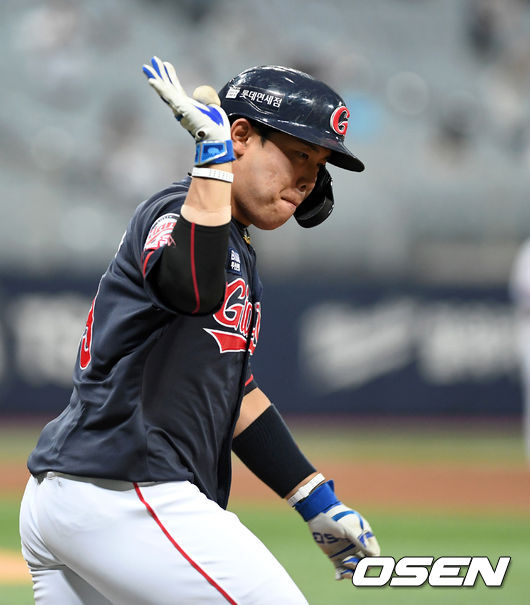 [OSEN=이대선 기자] 1일 서울 고척스카이돔에서 열린 ’2021 신한은행 SOL KBO 리그' 키움 히어로즈와 롯데 자이언츠의 경기, 3회초 무사에서 롯데 지시완이 좌월 솔로 홈런을 치고 환호하고 있다. 2021.06.01. /sunday@osen.co.kr
