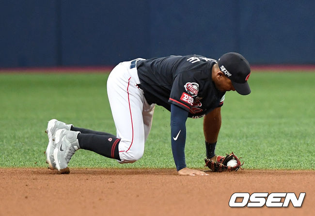 [OSEN=이대선 기자] 1일 서울 고척스카이돔에서 열린 ’2021 신한은행 SOL KBO 리그' 키움 히어로즈와 롯데 자이언츠의 경기, 4회말 무사에서 롯데 마차도가 키움 박동원을 땅볼로 처리하고 있다. 2021.06.01. /sunday@osen.co.kr