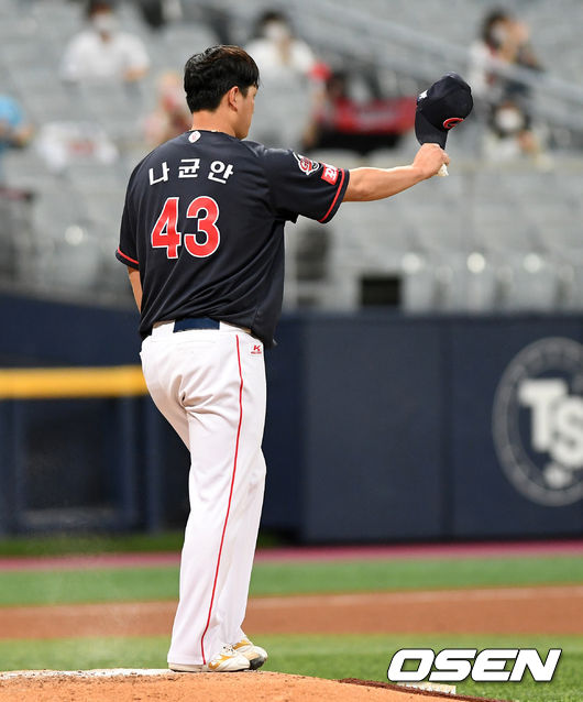 [OSEN=이대선 기자] 1일 서울 고척스카이돔에서 열린 ’2021 신한은행 SOL KBO 리그' 키움 히어로즈와 롯데 자이언츠의 경기, 4회말 무사에서 롯데 나균안이 롯데 마차도의 호수비에 고마움을 표하고 있다. 2021.06.01. /sunday@osen.co.kr