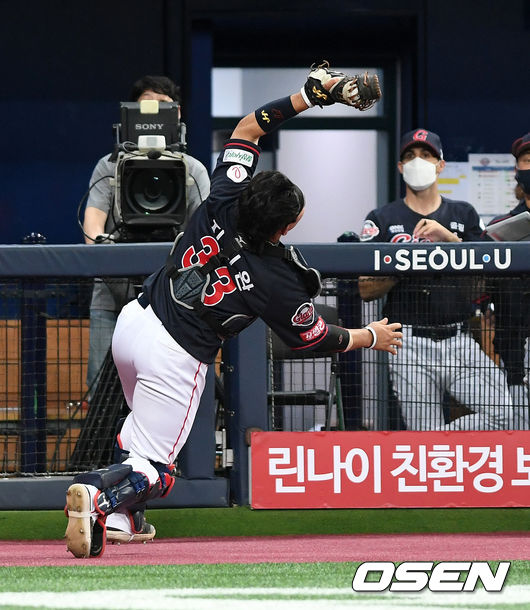 [OSEN=이대선 기자] 1일 서울 고척스카이돔에서 열린 ’2021 신한은행 SOL KBO 리그' 키움 히어로즈와 롯데 자이언츠의 경기, 5회초 2사에서 롯데 지시완이 키움 김웅빈의 파울 타구를 잡고 있다. 2021.06.01. /sunday@osen.co.kr