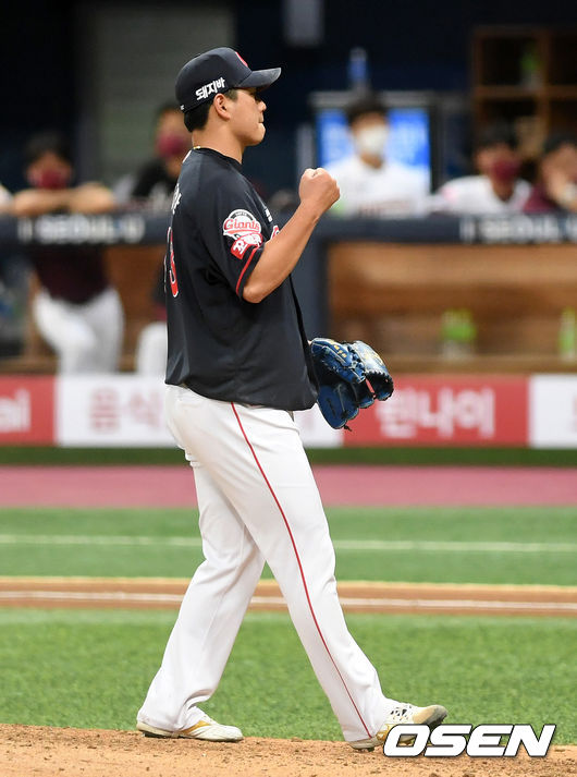 [OSEN=이대선 기자] 1일 서울 고척스카이돔에서 열린 ’2021 신한은행 SOL KBO 리그' 키움 히어로즈와 롯데 자이언츠의 경기, 7회말 1사 1루에서 롯데 나균안이 키움 서건창을 삼진으로 처리하고 환호하고 있다. 2021.06.01. /sunday@osen.co.kr