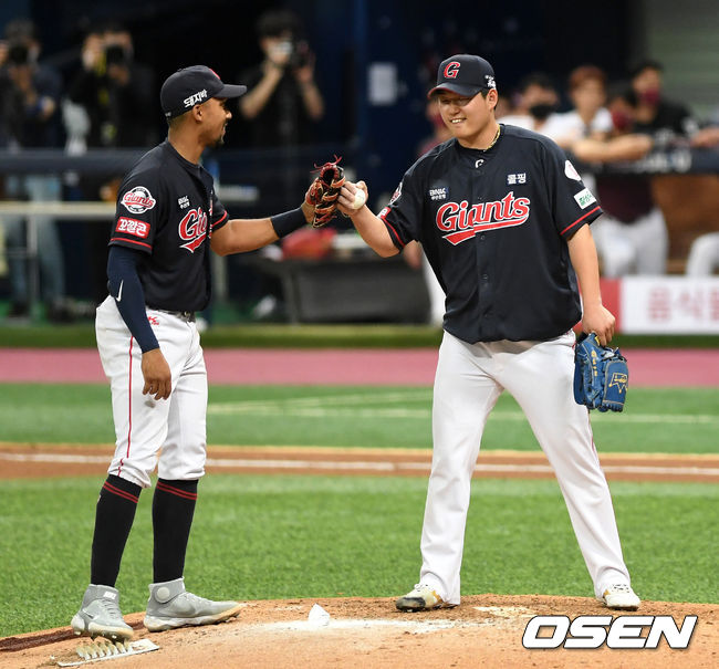 [OSEN=이대선 기자] 1일 서울 고척스카이돔에서 열린 ’2021 신한은행 SOL KBO 리그' 키움 히어로즈와 롯데 자이언츠의 경기, 7회말 2사 1루에서 롯데 나균안이 마운드를 내려가며 마차도와 하이파이브를 하고 있다. 2021.06.01. /sunday@osen.co.kr