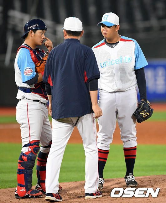 [OSEN=이대선 기자] 21일 부산 사직야구장에서 열린 ‘2019년 신한은행 마이카 KBO리그’ 롯데 자이언츠와 키움 히어로즈의 경기, 3회초 1사 1,2루에서 마운드를 방문한 롯데 주형광 코치가 나종덕, 서준원과 이야기를 나누고 있다. 2019. 06. 21. /sunday@osen.co.kr