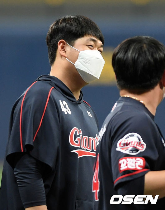 [OSEN=이대선 기자] 1일 서울 고척스카이돔에서 열린 ’2021 신한은행 SOL KBO 리그' 키움 히어로즈와 롯데 자이언츠의 경기, 종료 후 롯데 나균안이 동료들과 승리의 기쁨을 나누고 있다.2021.06.01. /sunday@osen.co.kr