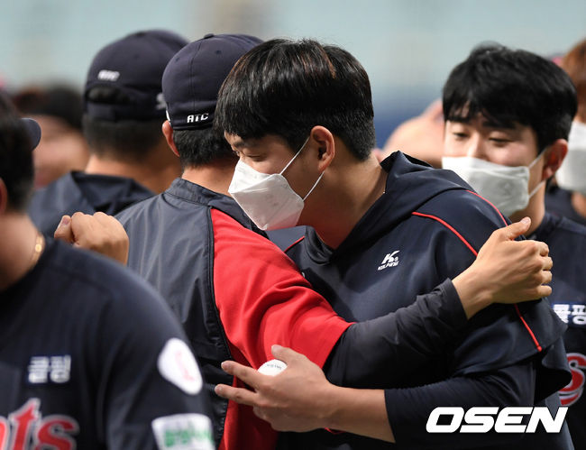[OSEN=이대선 기자] 1일 서울 고척스카이돔에서 열린 ’2021 신한은행 SOL KBO 리그' 키움 히어로즈와 롯데 자이언츠의 경기, 종료 후 롯데 나균안이 코치진과 승리의 기쁨을 나누고 있다.2021.06.01. /sunday@osen.co.kr