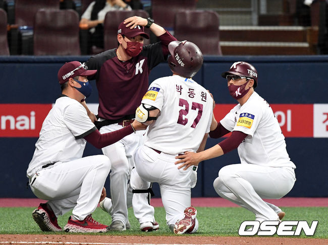 [OSEN=고척, 이대선 기자] 1회말 2사 1,2루에서 롯데 프랑코의 투구에 맞은 키움 박동원이 고통스러워하고 있다. 2021.06.02 /sunday@osen.co.kr