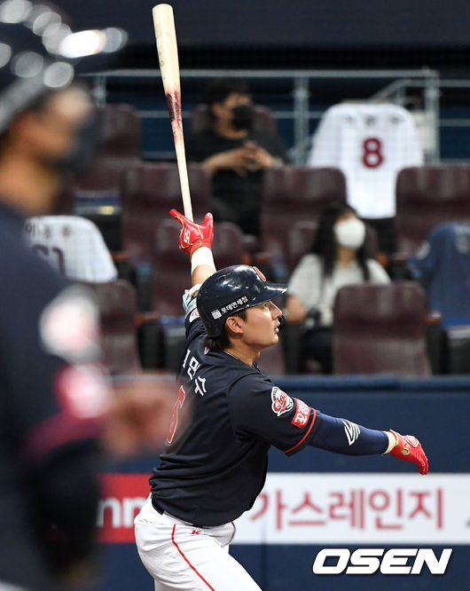 [OSEN=고척, 이대선 기자] 2일 오후 서울 고척스카이돔에서 ’2021 신한은행 SOL KBO 리그' 키움 히어로즈와 롯데 자이언츠의 경기가 열렸다.4회초 2사 2루에서 롯데 김민수가 좌월 투런 홈런을 치고 있다. 2021.06.02 /sunday@osen.co.kr
