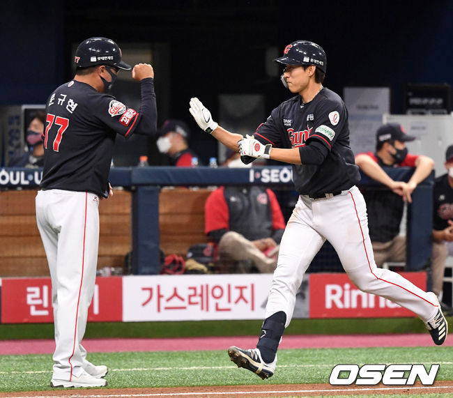 [OSEN=고척, 이대선 기자] 2일 오후 서울 고척스카이돔에서 ’2021 신한은행 SOL KBO 리그' 키움 히어로즈와 롯데 자이언츠의 경기가 열렸다.5회초 무사에서 롯데 강로한이 좌월 솔로 홈런을 치고 문규현 코치와 하이파이브를 하고 있다. 2021.06.02 /sunday@osen.co.kr