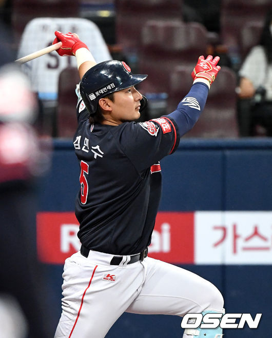 [OSEN=고척, 이대선 기자] 2일 오후 서울 고척스카이돔에서 ’2021 신한은행 SOL KBO 리그' 키움 히어로즈와 롯데 자이언츠의 경기가 열렸다.4회초 2사 2루에서 롯데 김민수가 좌월 투런 홈런을 치고 있다. 2021.06.02 /sunday@osen.co.kr