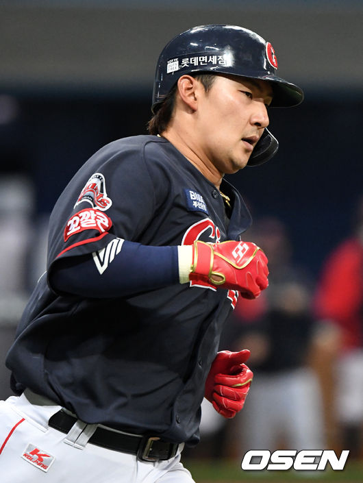 [OSEN=고척, 이대선 기자] 2일 오후 서울 고척스카이돔에서 ’2021 신한은행 SOL KBO 리그' 키움 히어로즈와 롯데 자이언츠의 경기가 열렸다.4회초 2사 2루에서 롯데 김민수가 좌월 투런 홈런을 치고 그라운드를 돌고 있다. 2021.06.02 /sunday@osen.co.kr