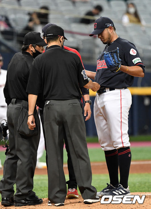 [OSEN=고척, 이대선 기자] 2일 오후 서울 고척스카이돔에서 ’2021 신한은행 SOL KBO 리그' 키움 히어로즈와 롯데 자이언츠의 경기가 열렸다.4회말 마운드를 방문한 심판진이 롯데 프랑코의 유니폼에 이물질을 확안하고 있다. 2021.06.02 /sunday@osen.co.kr