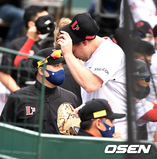 [OSEN=대전, 지형준 기자]2회말 수비를 앞두고 SSG 르위키가 교체되고 있다. 2021.05.29 /jpnews@osen.co.kr