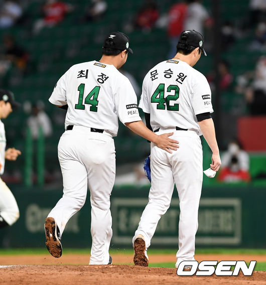 [OSEN=인천, 이대선 기자] SSG 최정이 문승원을 격려하며 더그아웃으로 가고 있다. /sunday@osen.co.kr