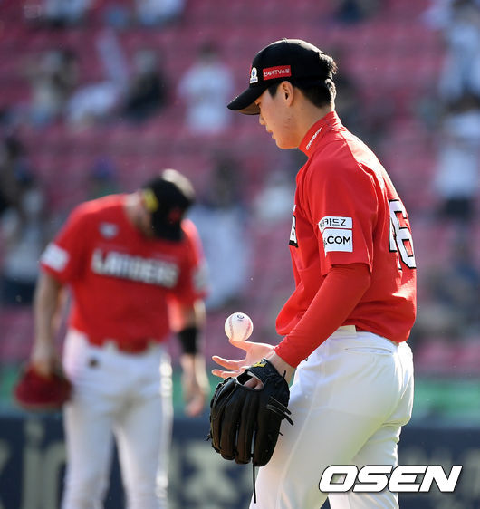 [OSEN=잠실, 지형준 기자]1회말 1사 만루에서 SSG 양선률이 두산 양석환에 밀어내기 볼넷을 허용하며 아쉬워하고 있다. 2021.06.05 /jpnews@osen.co.kr